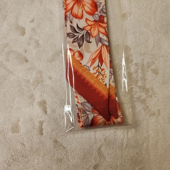 Rich B*tch Vibes Satin Head Scarf - Picture 3 of 9